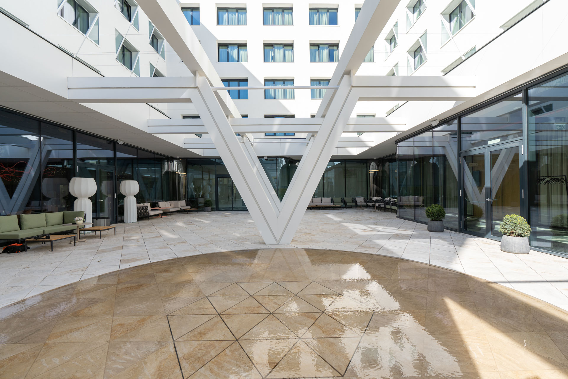 Hotel Mercure Esti Fényben Hotel Mercure Debrecen külső homlokzata esti megvilágításban, exterior fotózás