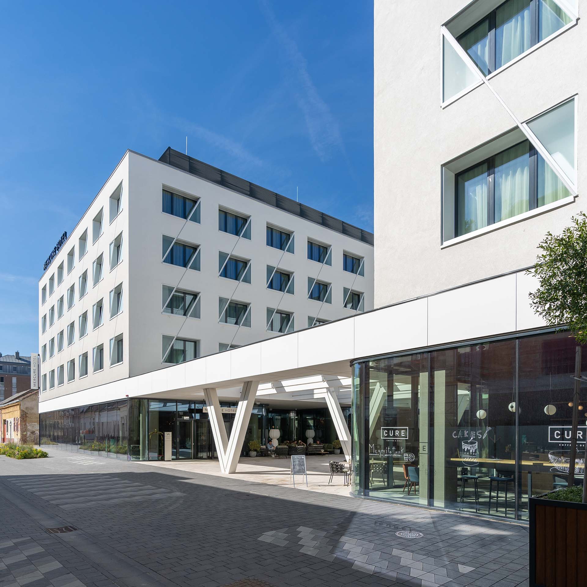 Mercure Debrecen Homlokzat A Hotel Mercure Debrecen homlokzatának építészeti részlete, épületfotó