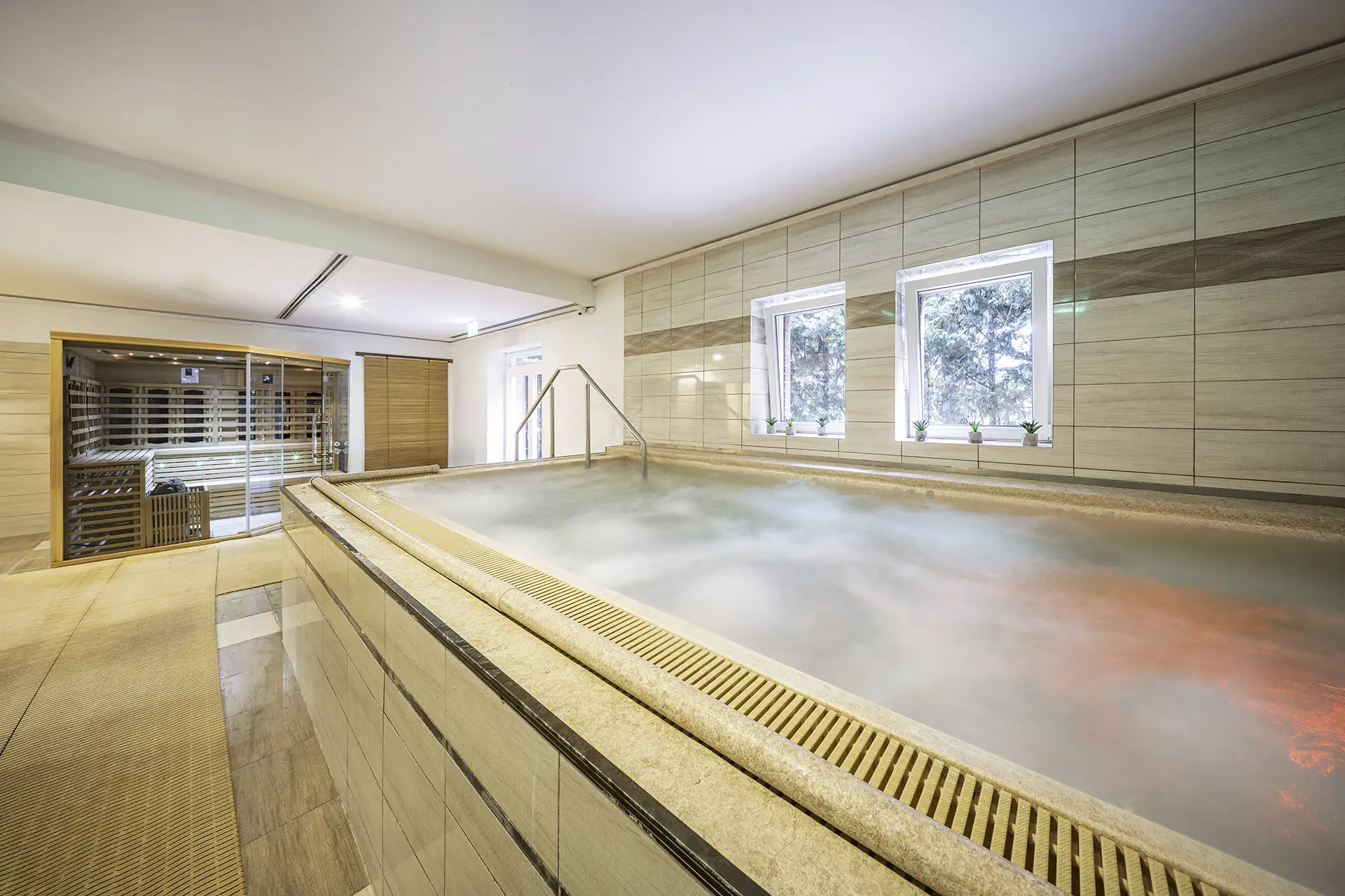 Wellness Medence Medence a Royal Club Hotel wellness részlegében, resort fotózás